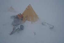 Na činné sopce Mount Erebus na Rossově ostrově v Antarktidě stojí stan. Je to čtyřrohé týpí po vzoru plátěných přístřešků, které si bral s sebou na antarktické expedice kapitán Robert Falcon Scott pře