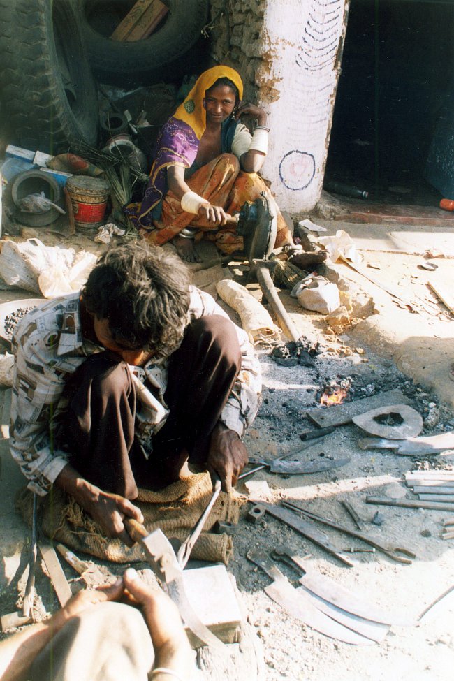 Polokočovní kováři - Gadulia Lohare, příbuzní současných Romů, Udaipur- Radžastán ( Indie), 2002. 

