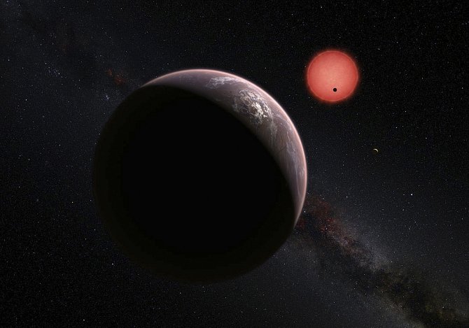 Imaginární pohled ze tří planet obíhajících kolem trpasličí hvězdy vzdálené pouhých čtyřicet světelných let od Země. Observatoř ESO v Chile.