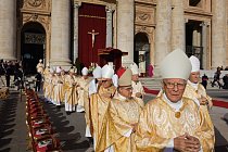 Kardinálové a biskupové přicházejí na mši, která oslaví blahořečení papeže Pavla VI. a ukončí synodu, během níž diskutovali o tak rozporuplných tématech, jako je rozvod a sňatky lidí stejného pohlaví.