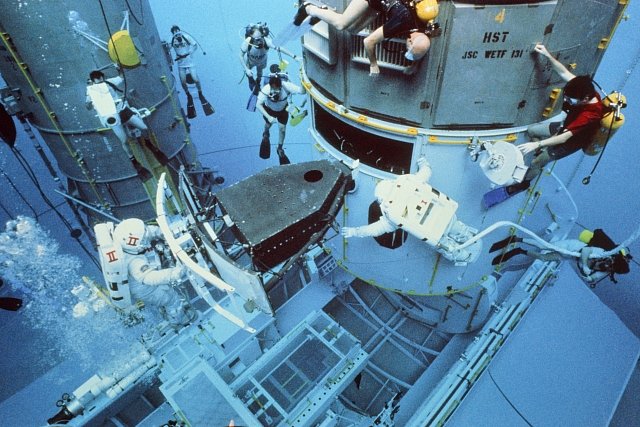 Zkouška opravy Hubbleova vesmírného dalekohledu probíhala ve vodě. Astronauti Kathy Thornton a Tom Akers během tréninku na let za účelem opravy poškozené kamery (1993).