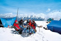 Cesta k vrcholu sedmé nejvyšší hory světa Dhaulagiri. Zážitky člena expedice horolezce Radka Jaroše.