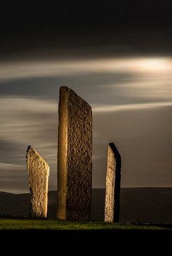Neolitická památka Stojící kameny Stennes v Orkney ve Skotsku je datována do období kolem roku 3000 př. n. l. Stenneský „Brodgarův prsten“ a nově objevené „Ness of Brodgar“ tvoří centrum orkneyského neolitického místa světového dědictví.
