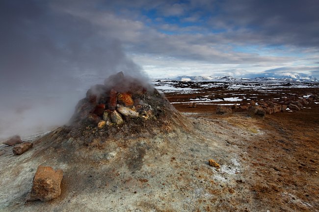 Fumalora v geotermálním poli Namafjall, v pozadí pohoří Hedubreid. 