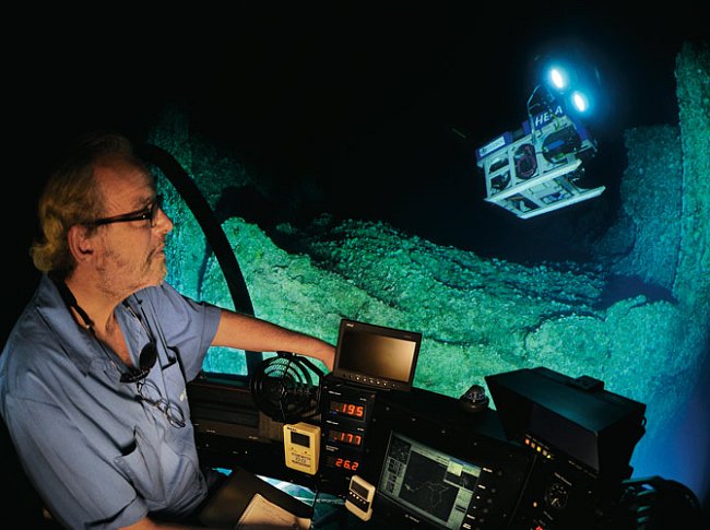 Autor textu Greg Stone pozoruje z paluby miniponorky DeepSee pohyb dálkově ovládaného vozítka u Las Gemelas. Počátkem letošního roku strávil desetičlenný tým sedm dní výzkumem podmořských hor. 