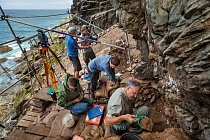Držitel grantu National Geographic Christopher Henshilwood se svými spolupracovníky hledá ve skalním přístřeší Klipdrift stopy původu moderního lidského myšlení. V těchto místech, stejně jako v jeskyni Blombos, byly objeveny pravěké artefakty. 
