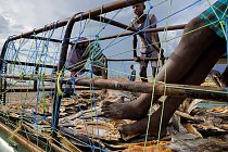Děti si hrají na nákladu sušených ryb na ložné ploše automobilu ve vesnici Selicho. Tyto cenné ryby, důležitý zdroj proteinů, se prodávají až do Demokratické republiky Kongo.