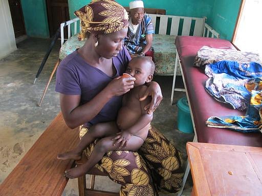 Malý chlapec se závažnou malárií a chudokrevností je převážen do nemocnice Lékařů bez hranic v Gondamě. (Foto © Niklas Bergstrand/MSF)