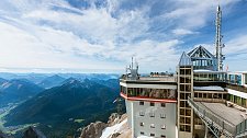 Dnešní vrchol Zugspitze - místo pro turisty a vědecké pracovníky. 
