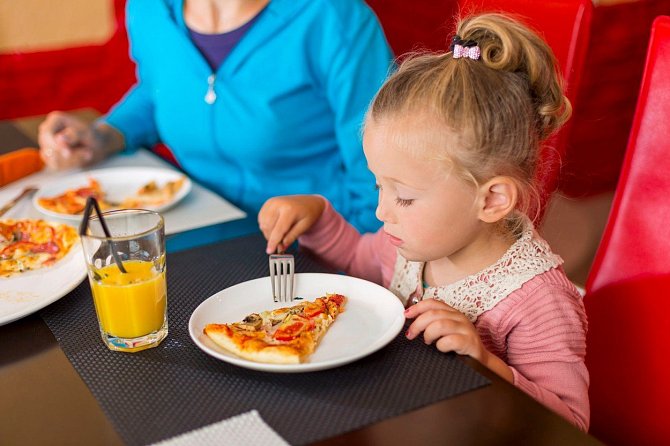 Studie mimo jiné ukázala, že s každým odchýlením od dobré nálady se zvyšovala pravděpodobnost, že rodiče vyvinou na děti tlak související s jídlem.
