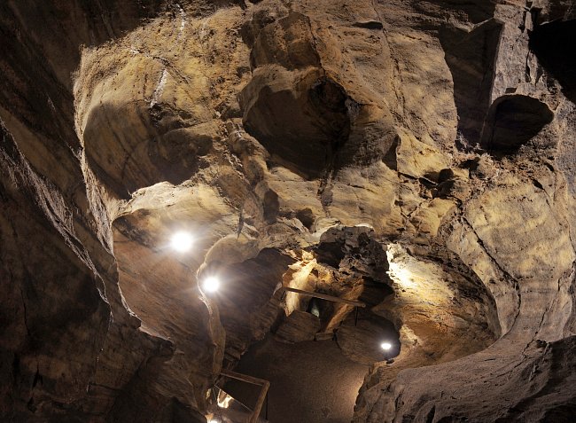 Nejstarší zpřístupněnou jeskyní je Chýnovská.
