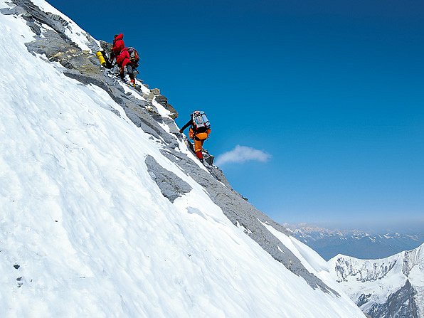 Cesta k vrcholu sedmé nejvyšší hory světa Dhaulagiri. Zážitky člena expedice horolezce Radka Jaroše.