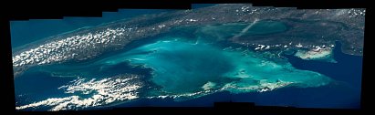Přelet and zálivem Batabano a západní Kubou. Kompozitní fotografie Jeffa Williamse, velitele Expedice 48 na Mezinárodní vesmírné stanici.