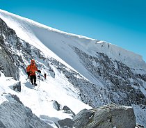 Cesta k vrcholu sedmé nejvyšší hory světa Dhaulagiri. Zážitky člena expedice horolezce Radka Jaroše.