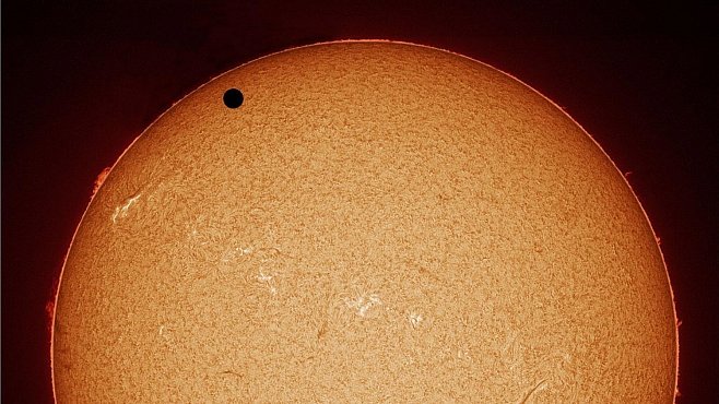 Venuše dnes přejde přes Slunce. Vesmírná podívaná bude trvat dvě hodiny