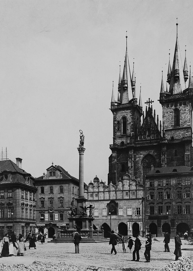 Týnský chrám v Praze (kdysi husitský kostel)
Praha je také známá jako „stověžatá“, ale její věže jsou nyní bez života, protože zvony byly zkonfiskovány na odlévání rakouských kanonů.
