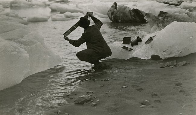 Fotograf National Geographic Oscar D. Von Engeln si omývá filmy v mořské vodě plné ledovcových ker. 
