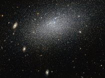 Hvězdy tvořící galaxii známou jako UGC 4879. Jedná se o nepravidelnou trpasličí galaxii, které chybí majestátní spirálovitý tvar či eliptická soudržnost.