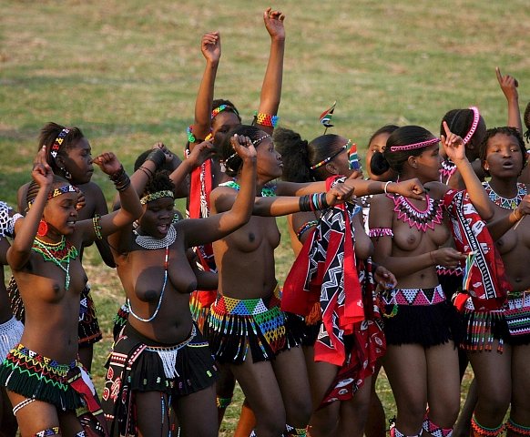 Tisíce dívek tančí a uchází se o krále Mswatiho III.
