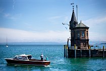 Bodamské jezero je třetí největší v Evropě po Balatonu a Ženevském jezeře.  Jeho hloubka dosahuje až 250 metrů a tvoří hranici mezi Německem a Švýcarskem.  Krátký úsek pobřeží na východě pak patří i R