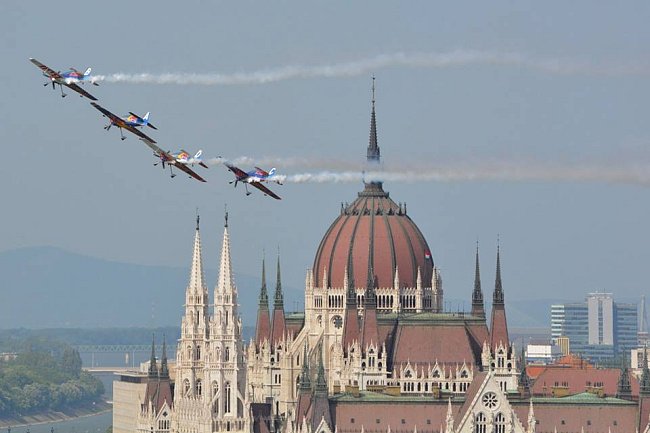 Budapešť a akrobatická skupina Red Bull Flying Bulls