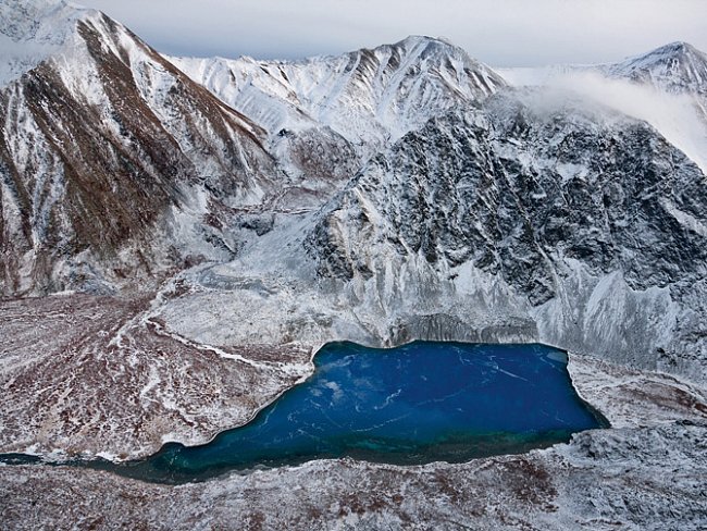 Odlehlé končiny Yukonu skrývají úžasná překvapení, například Azurové jezero v rozeklaném pohoří Ogilvie. Roztátá voda z ledovců obsahující jemné sedimenty propůjčuje jezeru barvu, podle které získalo 
