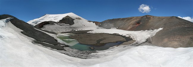 Cestou dolů, ještě než odejdeme z bočního kráteru sopky Nevado de Chillán, se ohlížíme a snažíme si vrýt do paměti fascinující panorama. 