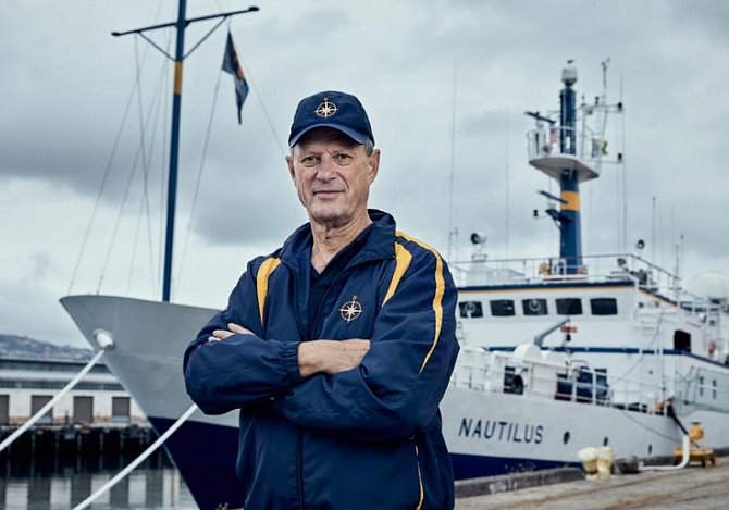 Robert Ballard, známý díky objevu Titanicu v roce 1985, přichází v případu Amelie Earhartové s prověřenou strategií podmořského vyhledávání a špičkovou výzkumnou lodí EV Nautilus.