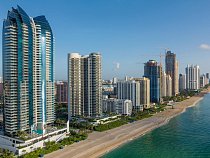Sunny Isles Beach na Floridě má množství nových luxusních mrakodrapů. Městu Miami a jeho předměstím hrozí v roce 2050 větší finanční rizika spojená se záplavami, než kterékoli jiné městské oblasti na světě.