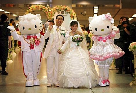 Hello Kitty svědkové se dají na svatbu objednat na Taiwanu. 