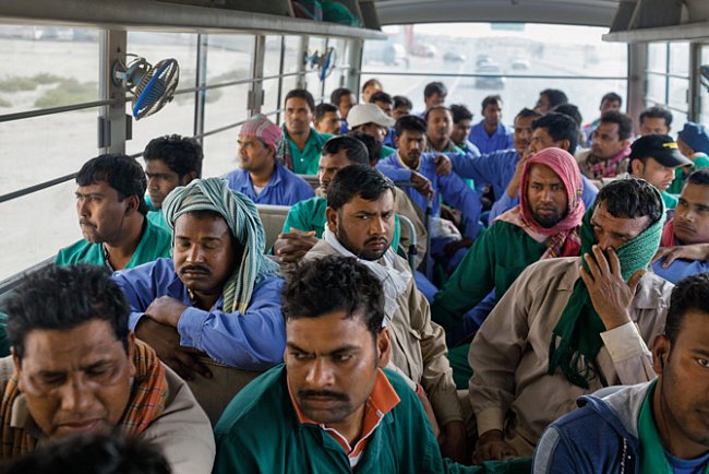 Už za úsvitu začínají firemní autobusy v Dubaji svážet zahraniční dělníky z ubytoven na pracoviště. Tito dělníci s očima zakalenýma únavou se vracejí na společnou ubytovnu.