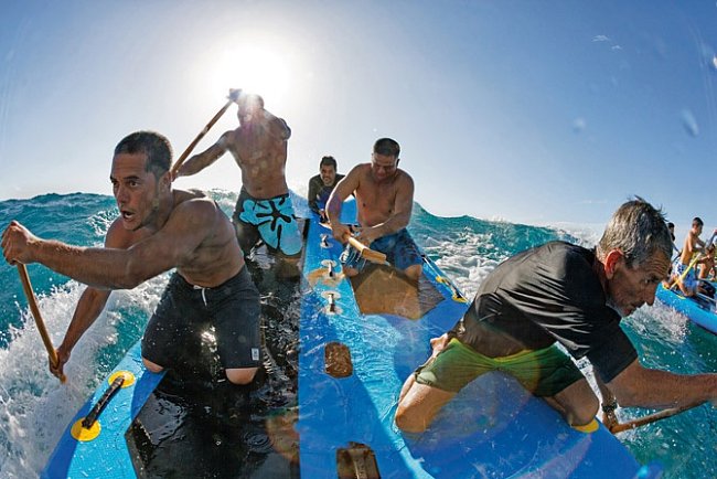 Pádlující surfaři evokují původní komunitní duch surfování. Spolupracují, aby chytili vlnu na nafukovacím prkně nazývaném supsquatch. „Na klidné vodě můžete vyplout na vyjížďku s celou rodinou,“ říká Eli Smith, který kormidluje vzadu.