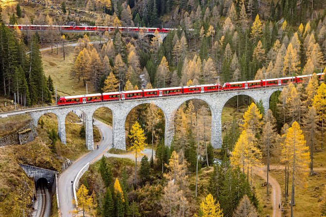 Na úseku ze stanice Preda do Bergün železnice sestupuje o více než 400 výškových metrů a vlak pomocí soustavy smyček, tunelů a viaduktů hned třikrát podjíždí sám sebe.