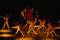 Divadlo Laterna Magika jako avantgardní kulturní stánek uvádí kreativní taneční představení. 