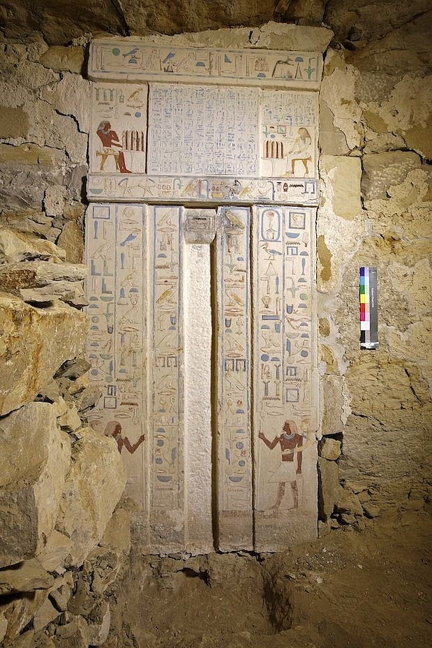 V Neferově hrobce se zachovaly na svém původním místě krásně zdobené nepravé dveře