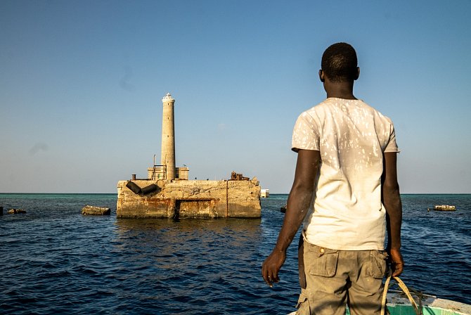 Maják Sanganeb v Rudém moři u Port Súdánu, vybudovaný Brity.
