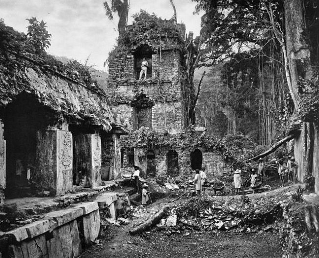 Lidé stojí v ruinách mayského paláce v Palenque, v Chiapasu, Mexiko. Tato fotografie Alfreda P. Maudslaye se objevila v časopise Biologia Central Americana: Archeology, vydávaného mezi lety 1889 a 1902.