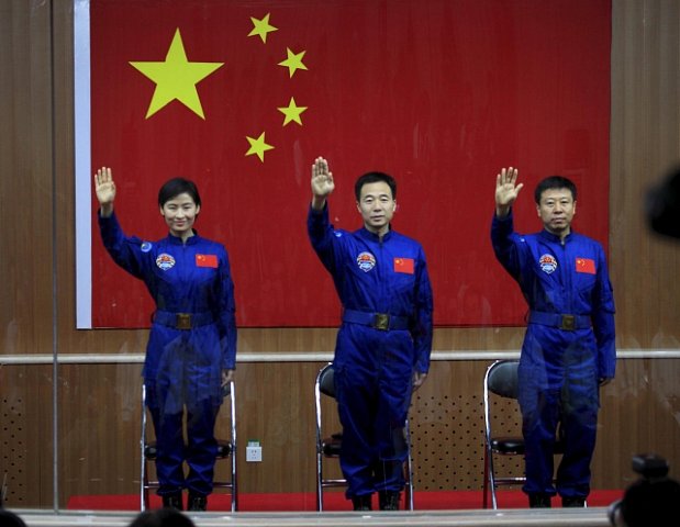 Posádka vesmírné lodi Šen-čou 9 (zleva: Liu Yang, Jing Haipeng a Liu Wang).