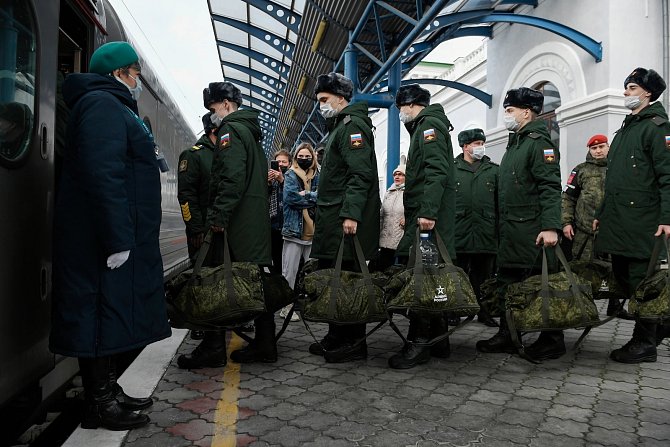 Branci Ruské armády po slavnostním rozloučení nastupují do vlaku na nádraží v krymském Sevastopolu. Na Ukrajinu byly po zemi, letecky i po moři dopraveny tisíce ruských vojáků, aby se zapojili do invaze.