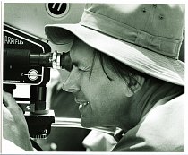 Miroslav Zikmund natáčí v Maďarsku během druhé expedice. Touto kamerou Arriflex 35 mm výprava natočila v Kašmíru celovečerní širokoúhlý film Je-li kde na světě ráj. Rok 1959.
