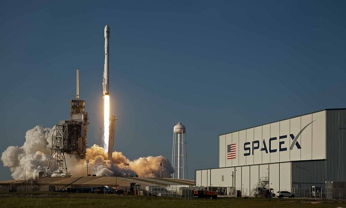 Americká soukromá společnost SpaceX jako první na světě opakovaně použila první stupeň nosné rakety k vynesení družice na oběžnou dráhu. Tento krok má v budoucnu zlevnit a zrychlit vesmírné lety. Raketa Falcon 9 odstartovala z Mysu Canaveral na Floridě.