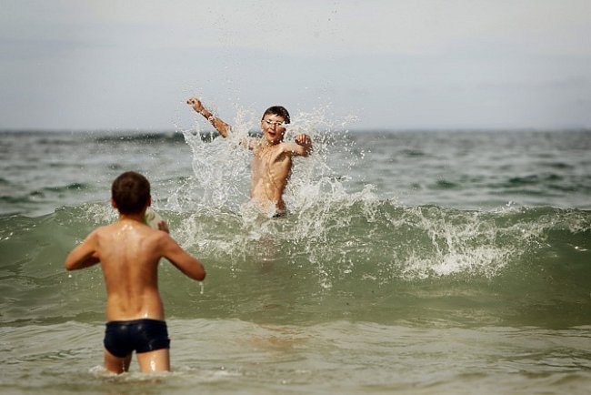 Bogdan a Sergej díky projektu Modré léto viděli poprvé v roce 2010 moře. Naučili se plavat a surfovat a většinu dne tráví ve vodě nebo na pláži.