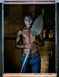Šestnáctiletý rybář Monday Enikanoselu se narodil a žije v Makoku, chudinské čtvrti při Lagoské laguně. Natírá si obličej krémem na ekzém a nosí pásek s falešnou značkou Louis Vuitton. „Lagos ke mně bude hodný,“ říká. „Lagos nám všem přinese užitek.“