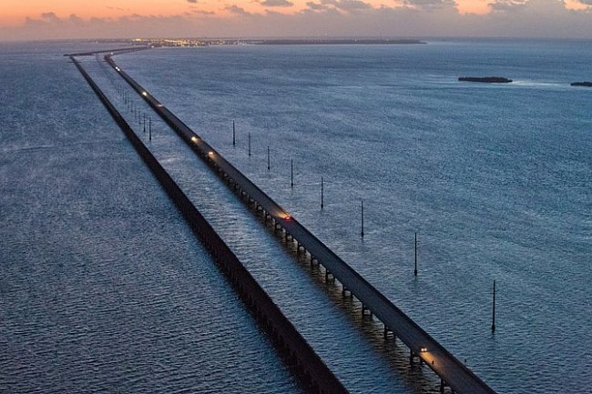 Zvýšení mořské hladiny o pouhý jeden či dva metry by zmenšilo Florida Keys na zlomek jejich současné rozlohy a zaplavilo by části Overseas Highway, která je spojuje s pevninou.