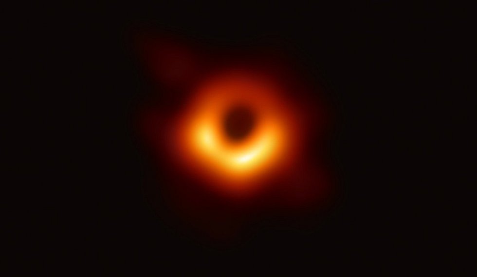 Astronomové z mezinárodního týmu ukázali historicky první fotografii černé díry. Nachází se v centru galaxie Messier 87 v souhvězdí Panny a od naší soustavy je vzdálená 55 milionů světelných let. Váží tisíckrát víc než černá dírná díra v naší Galaxii.