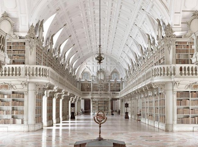 Biblioteca Municipal, Mafra, Portugalsko: Národní palác ve městě Mafra byl kdysi královským konventem. Jeho knihovna, dokončená v roce 1730, obsahuje více než 35 000 svazků vázaných v kůži a je otevřená pouze pro oprávněné badatele a odborníky.