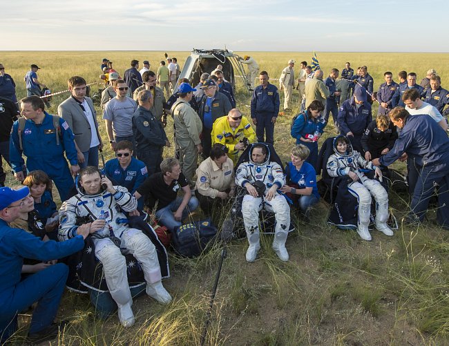 Ve vesmíru strávili 199 dní, včera úspěšně přistáli v kazašské stepi.