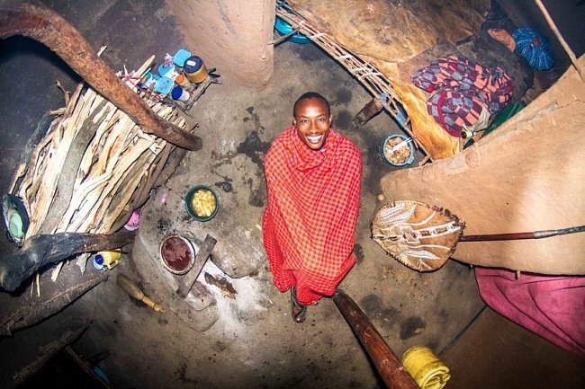 Masajského válečníka Ezekiela (22) objevil fotograf v keňské vesnici Manyatta.
