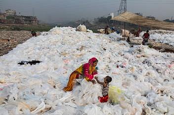 Núrdžáhán suší a pravidelně obrací kusy průhledného plastu umyté v řece Buriganze v bangladéšském hlavním městě Dháce. Současně se stará o svého syna Moma. Kusy plastu nakonec prodá k recyklaci. Na celém světě se recykluje necelá pětina plastových odpadů.