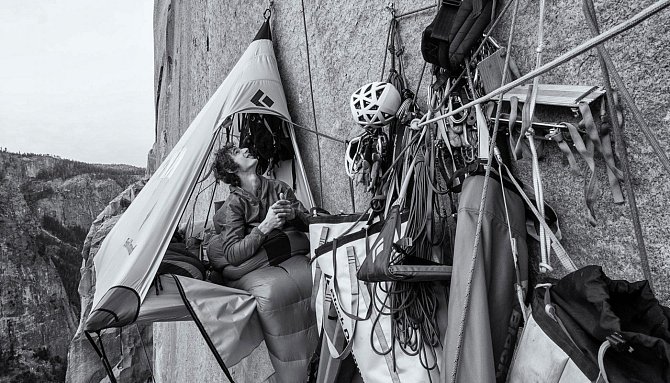 Lezec Adam Ondra poměřuje síly se stěnou Dawn Wall.